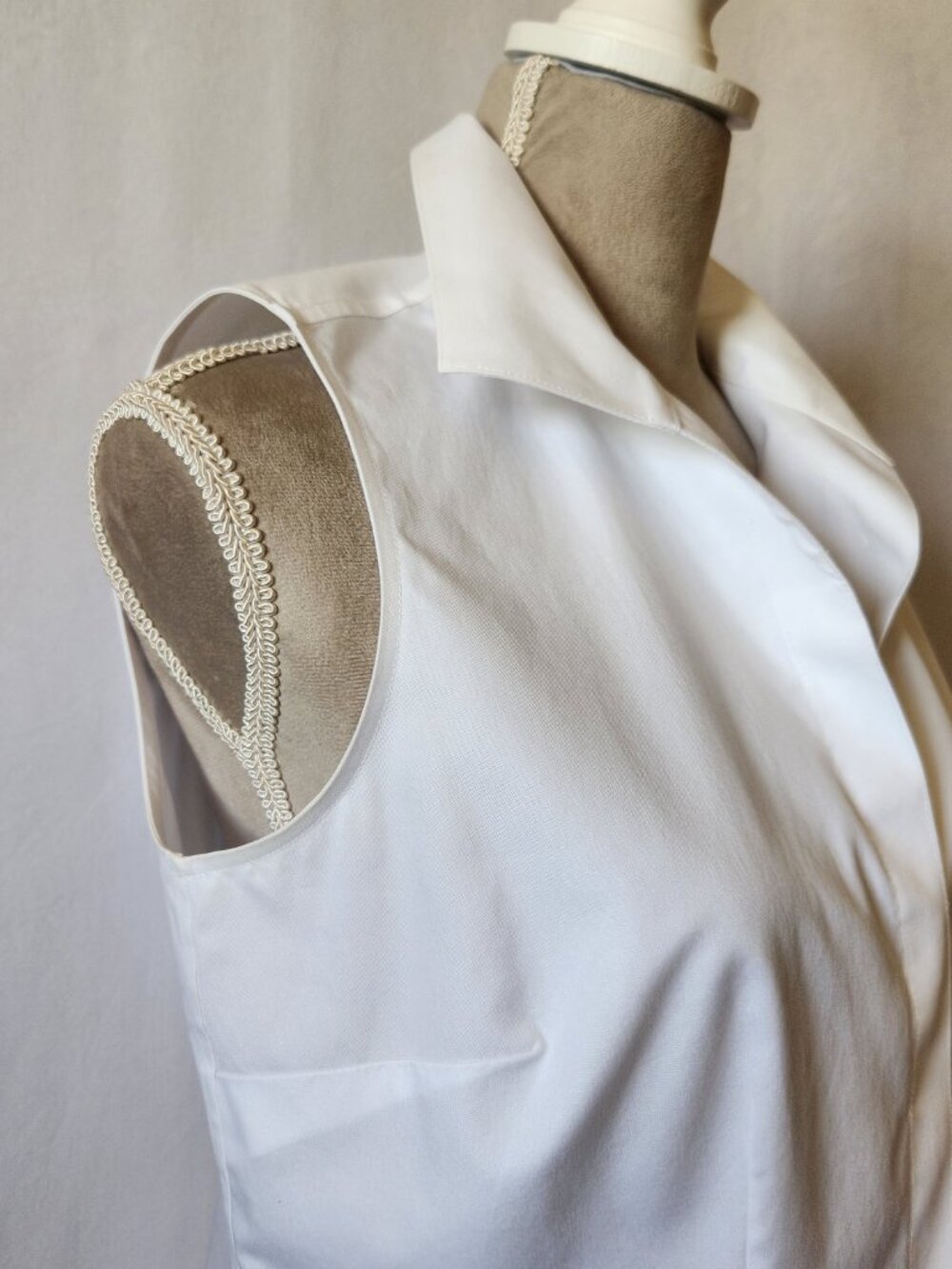 Chico's Women Size 0/4 White Sleeveless Non Iron Collared Button Down Cotton Top - Picture 6 of 13